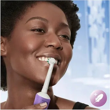 مسواک برقی اورال-بی اورجینال مدل Vitality PRO protect x clean همراه با یک خمیر دندان اورجینال OralB برای لثه های حساس
