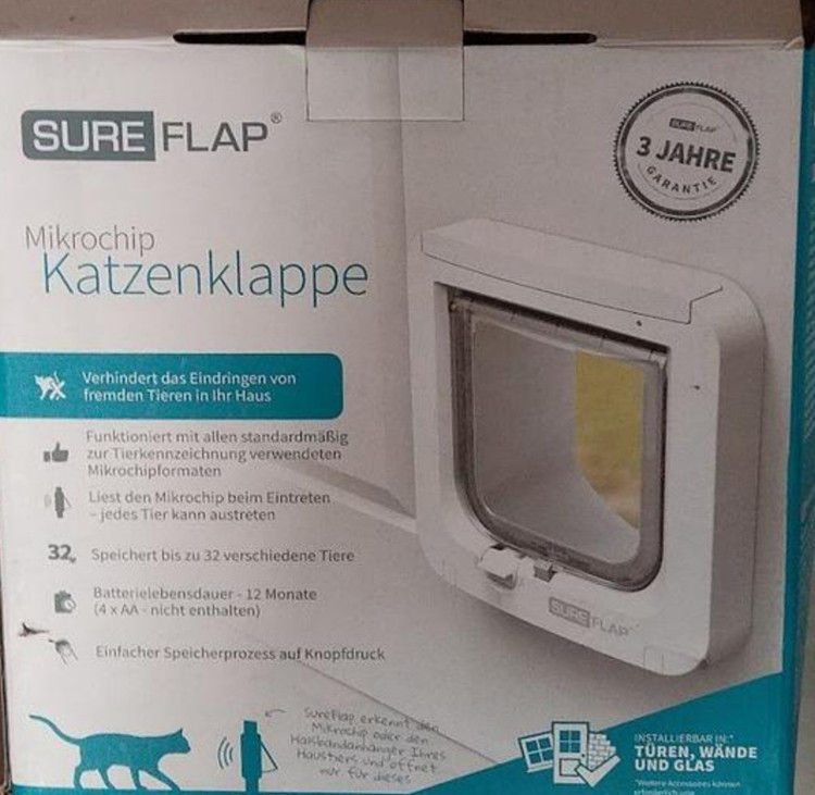 درب تردد گربه هوشمند برند سورفلپ Sureflup مدل sur001 SureFlap -این درب شناسه حیوان خانگی را در هنگام ورود اسکن می کند و دارای حالت دستی و هوشمند همراه با یک عدد تگ